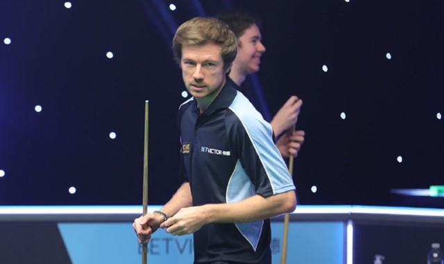 球星突破防线送出助攻